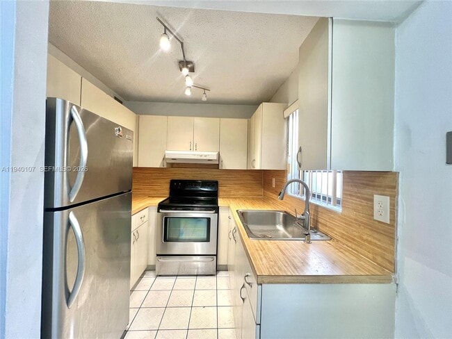 Photo - 5930 W 25th Ct Unidad 103