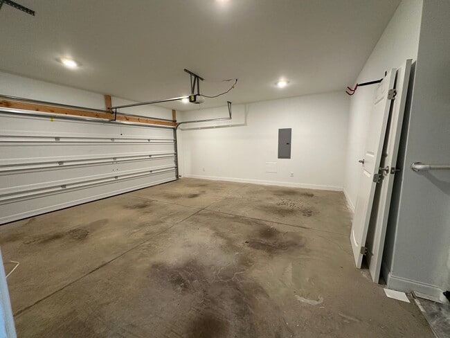 Photo - 3 Bed / 2.5 bath Home in Knoxville | Vaulted Ceilings | Gas Fireplace | HOA Community