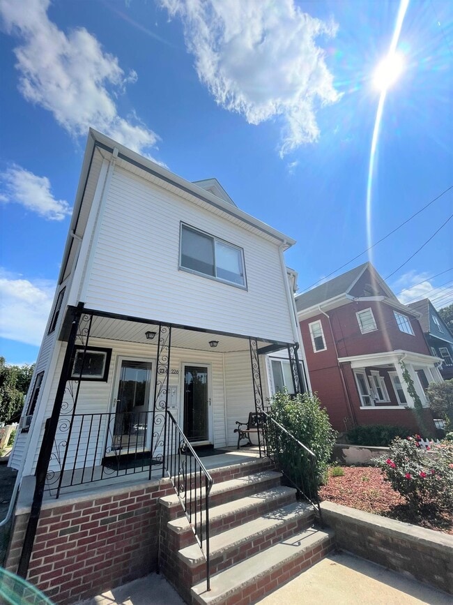 Building Photo - 224 Harvard St Unit 3