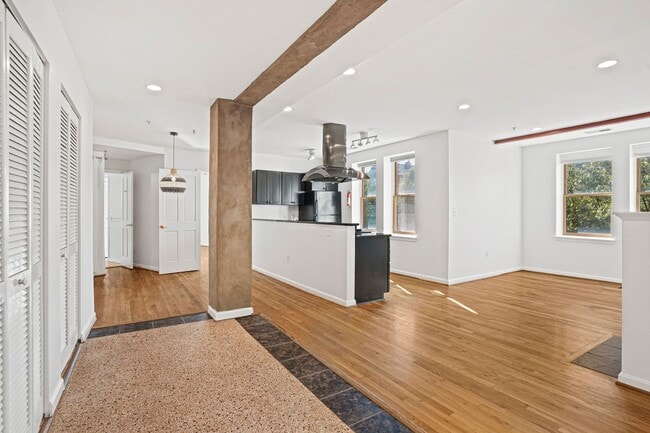 Building Photo - 2 Bedroom Beauty in Bloomingdale! Pets Wel... Unit 303