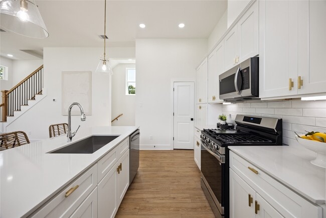 Photo - 835 Rachel St