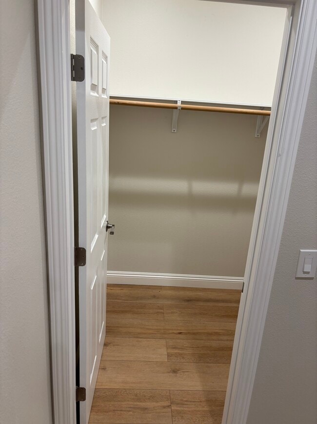 2454 Los Feliz Dr