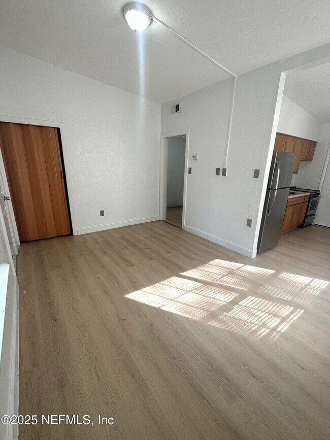 Photo - 2584 Wisteria St