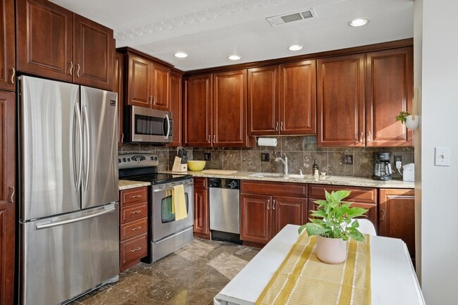 807 W 48th St Unit 504