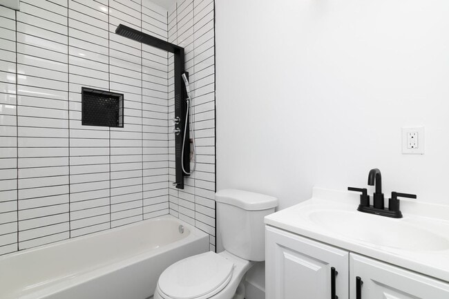 Photo - 3035 W Diamond St Unit 2