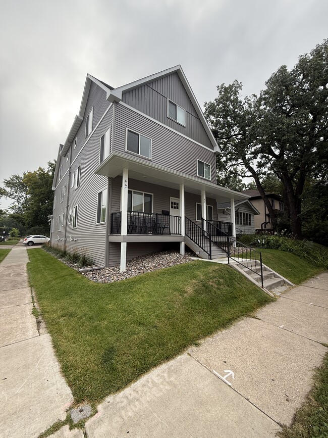 Front of duplex - 84 Cleveland Ave N Rental