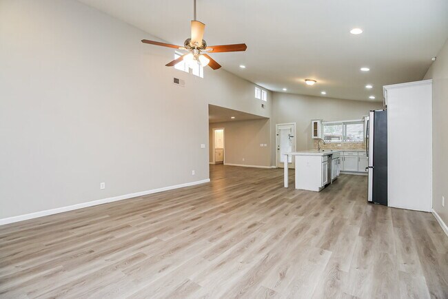 Photo - 825 W 19th St