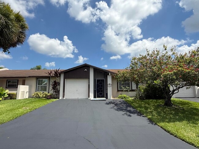 Building Photo - 15729 Bottlebrush Cir Rental