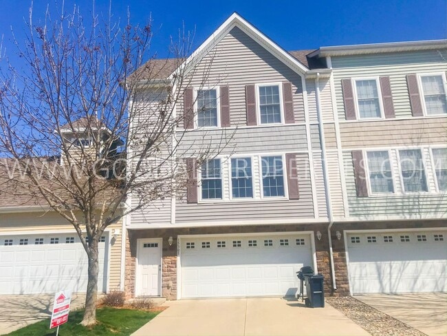 Building Photo - 2 Bedroom, 2.5 Bath Townhome in Urbandale with two car garage.