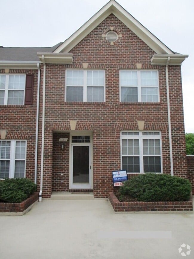 Building Photo - Beautiful 3 Bed 2.5 Bath End-Unit Brick To... Rental