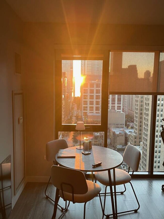 Photo - 833 N Clark St Unidad 2002