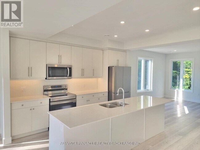 Photo - 990 Deveron Crescent