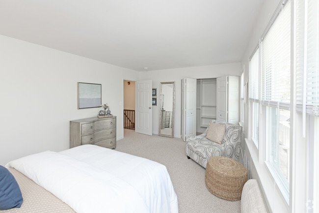 2 BR, 1 BA - 985 SF
