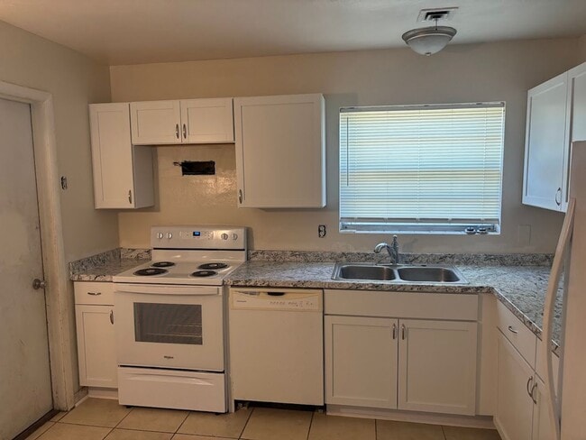 Photo - Spacious 4 Bedroom/2 Bath