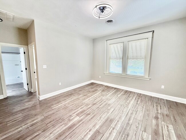 Photo - 1736 Memorial Ave SW Unidad B