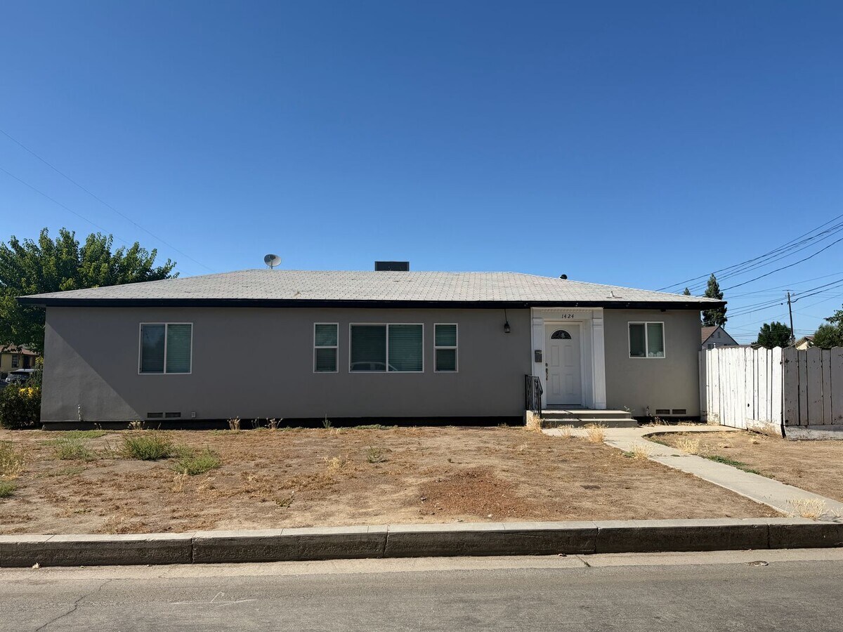 3 Bedroom / 2 Bathroom on a corner lot - 3 Bedroom / 2 Bathroom on a corner lot