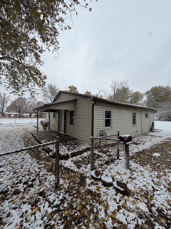 Building Photo - Freshly Renovated Home in Convenient Location!