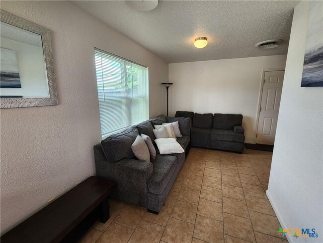 Photo - 106 W Avenue G