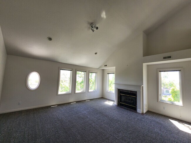 Photo - 462 N St E