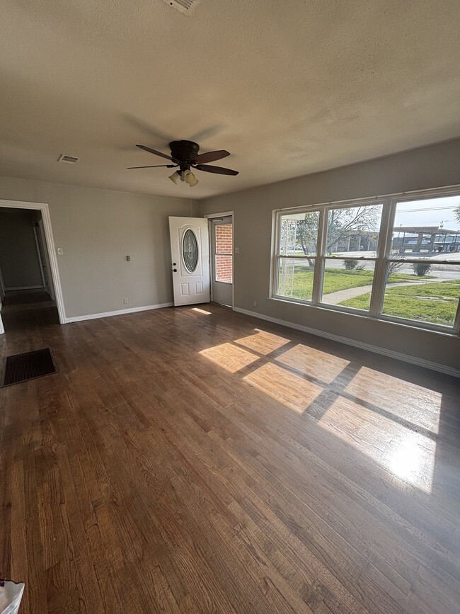 Photo - 206 E Belknap St