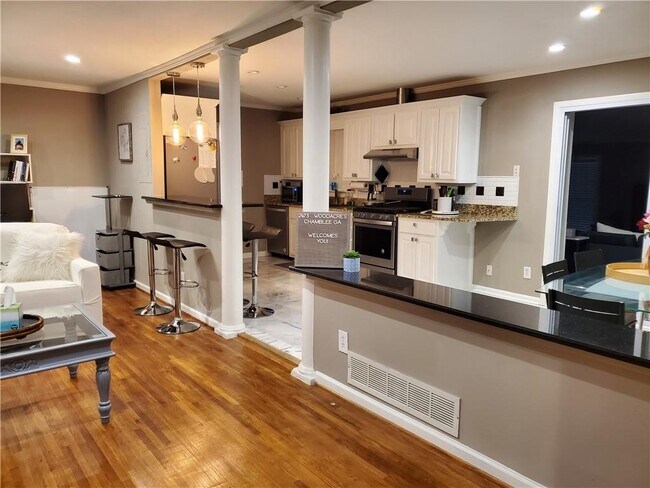 Photo - 2473 Woodacres Rd NE