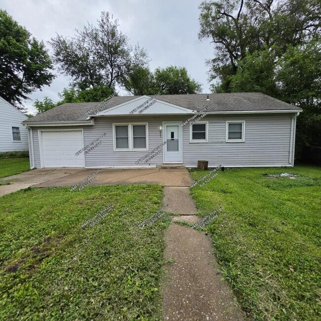 Photo - 811 N 82nd St