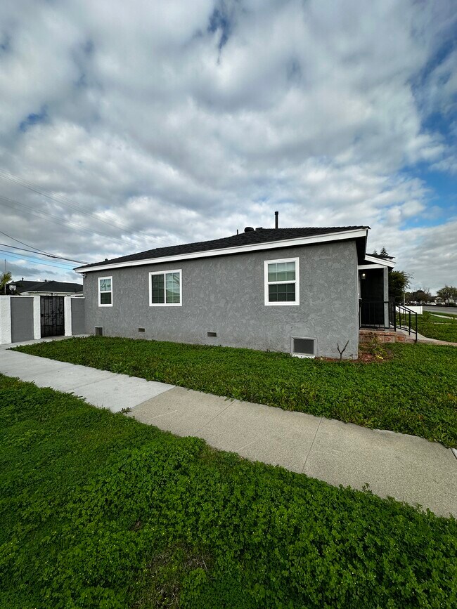 Exterior (paisajismo en curso) - 2925 Artesia Blvd