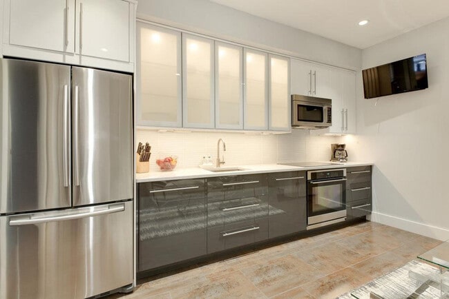 Photo - 1729 Riggs Pl NW Unidad SI ID612P