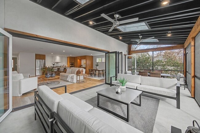 Building Photo - Stunning 5BR/3.5BA historic home located near Hillsboro Village!