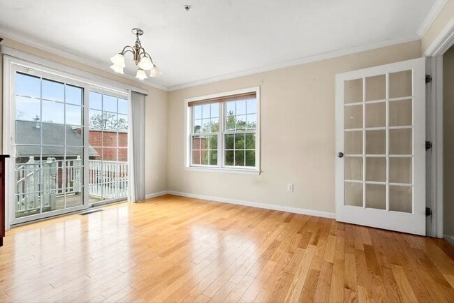 Photo - 1975 Middlesex St