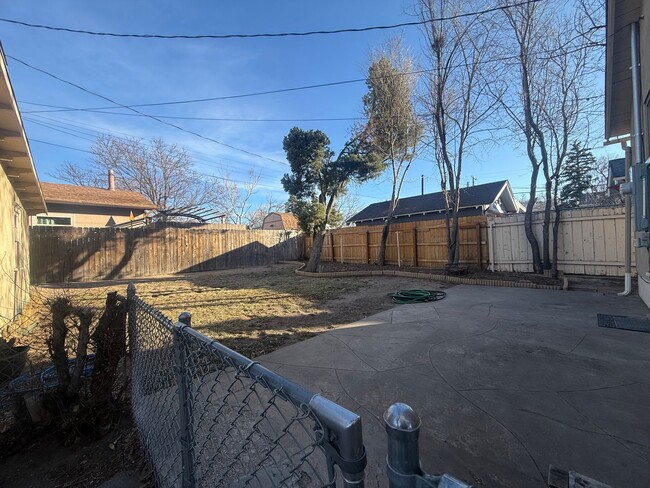 Building Photo - Spacious 3-bedroom rancher in downtown Colorado Springs!