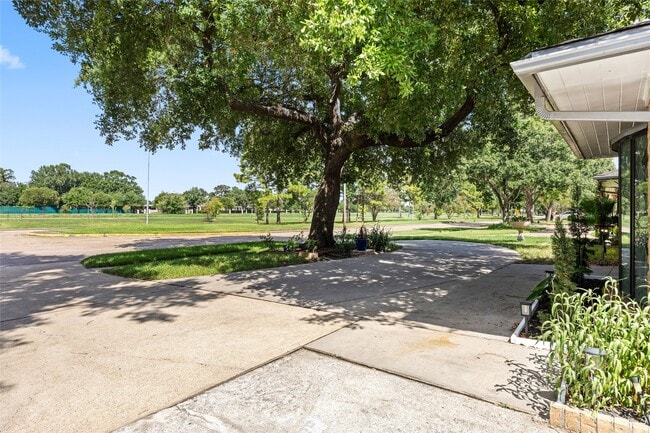 Building Photo - 5827 S Braeswood Blvd