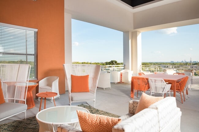 Espacio de la sala de estar Sky - Crestview Commons Apartments