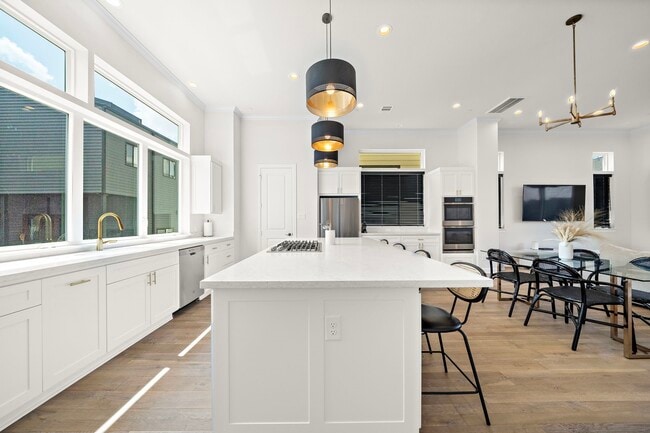 Photo - 907 W 16th St