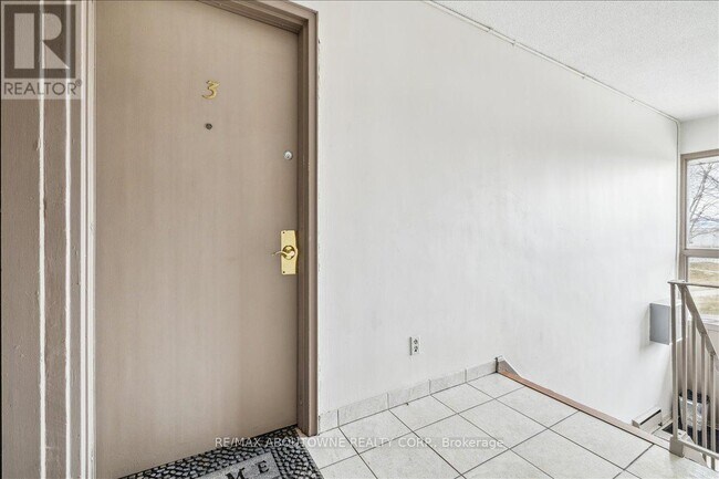 Photo - 2350 Queensway Dr