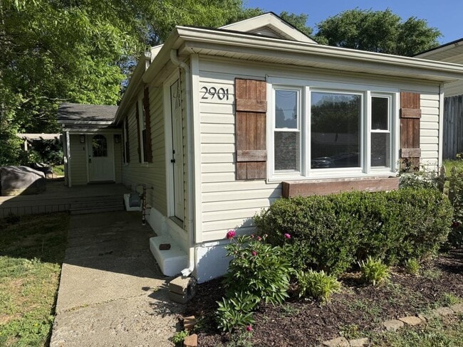 Building Photo - 2901 Lindsay Ave