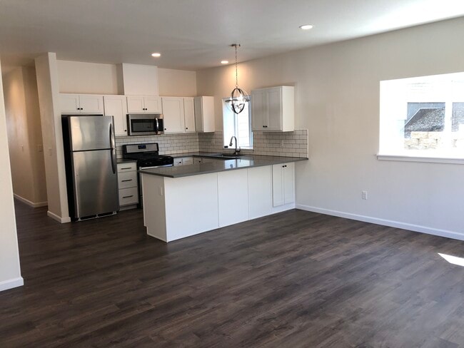 Photo - 1370 SW Center St