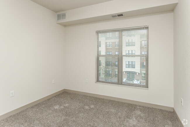 2BR, 2BA - 997 SF
