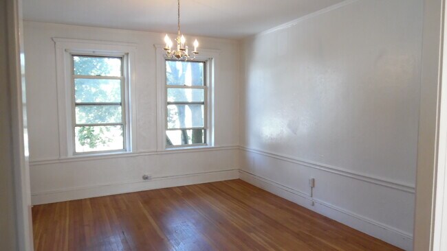 Building Photo - 90 Maple St Unit 4