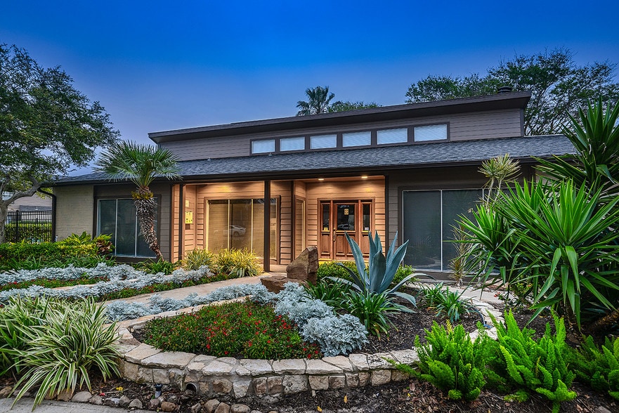 Exterior of Candlewood Leasing Center