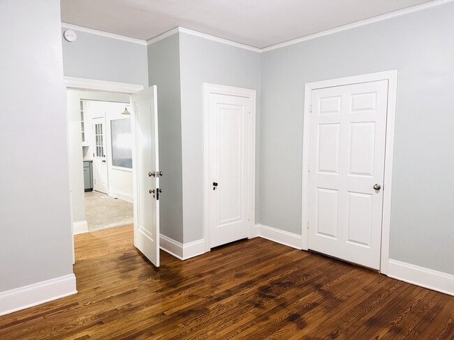 Photo - 711 Kenan St W