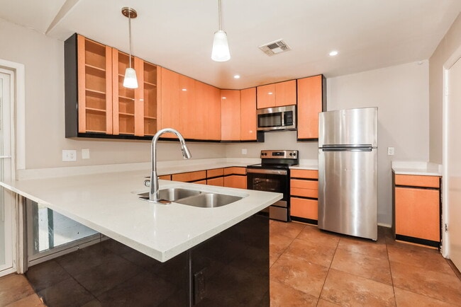 Photo - 631 W Lindner Ave