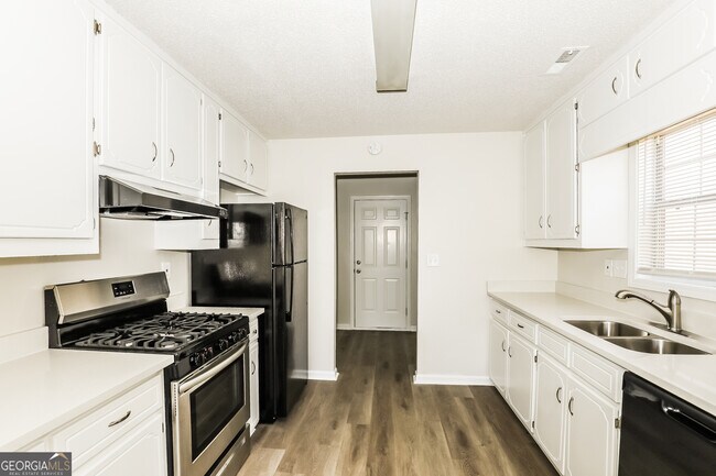 Photo - 1915 Portwest Way