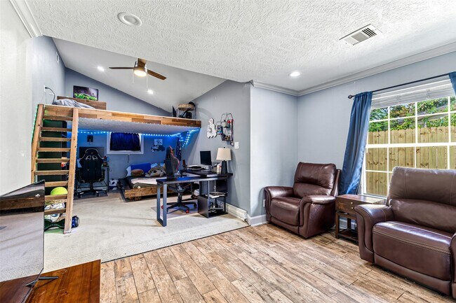 Photo - 515 Foxglove Ln