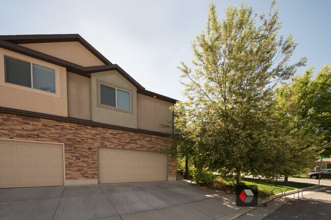 Stunning Row End Townhome In Excellent Loc... - Stunning Row End Townhome In Excellent Loc...