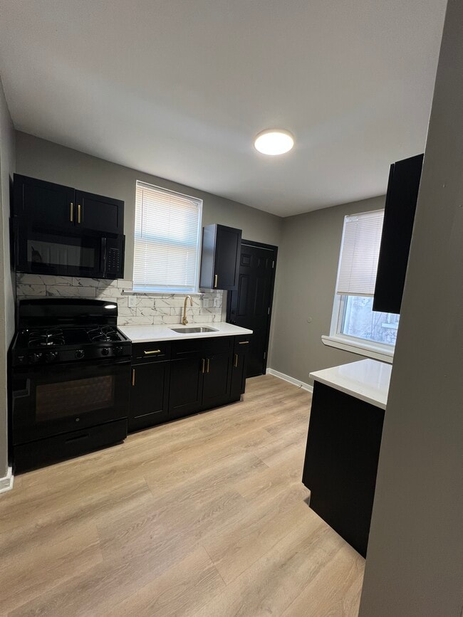 Photo - 930 Pennell St