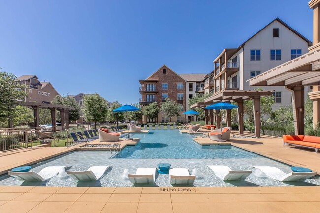 Infinity Pool with Sun Ledge & Lounge Seating - The Austin at Trinity Green Apartments