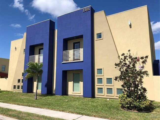 Building Photo - 10 W Daffodil Ave