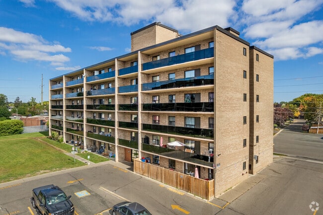 Photo - 549-573 N Service Rd