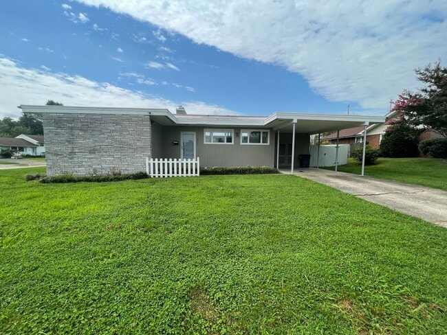 Building Photo - 2001 Hermitage Dr